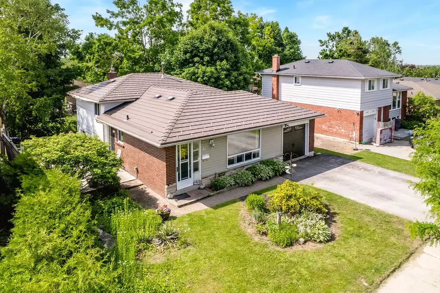 33 Roslyn RD, Barrie, ON L4M 2X5