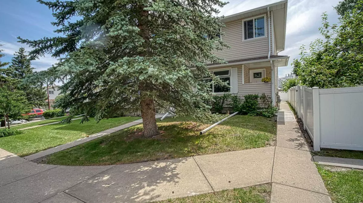 Calgary, AB T2W 4Z5,123 Woodsman LN Southwest