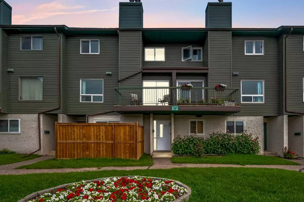 Calgary, AB T1Y 4M7,2511 38 ST NE #27
