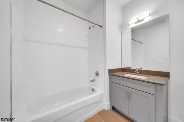 Edison Twp., NJ 08837,1037 Amboy Ave #403