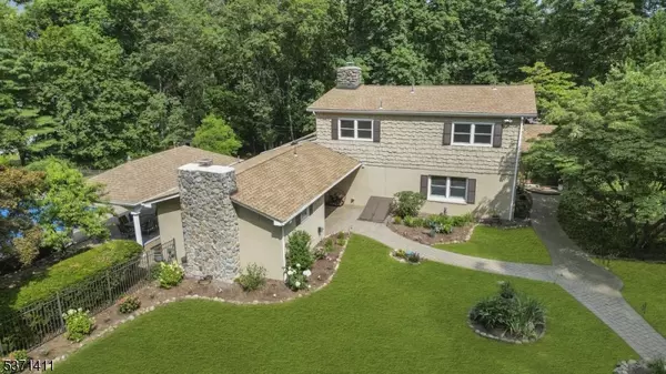 Oakland Boro, NJ 07436,8 Crosby Ln