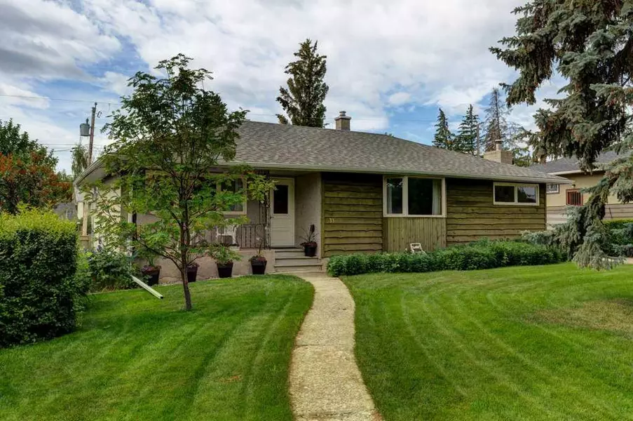 39 Gladys Ridge RD SW, Calgary, AB T3E 4H7