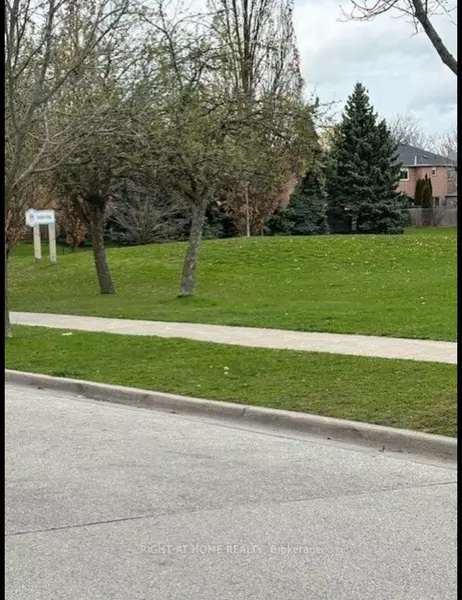 32 Harkins DR, Ajax, ON L1T 3T6
