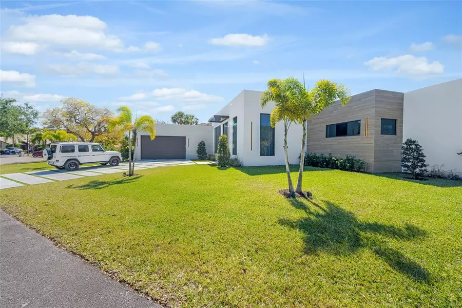 1000 SW 93rd Ave, Plantation, FL 33324