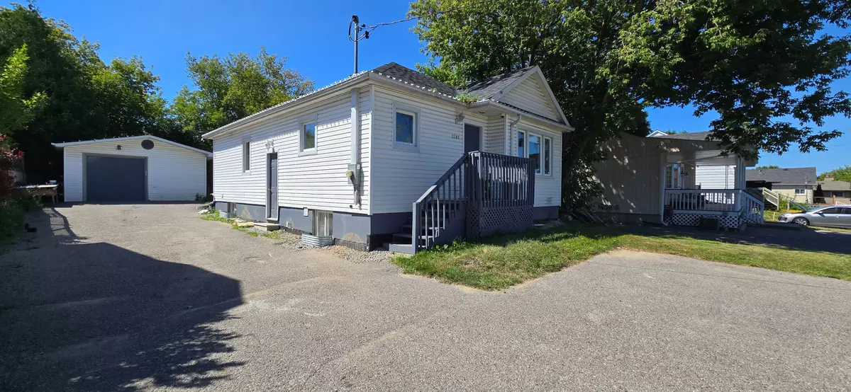 Oshawa, ON L1H 1J2,1281 King ST E #Upper