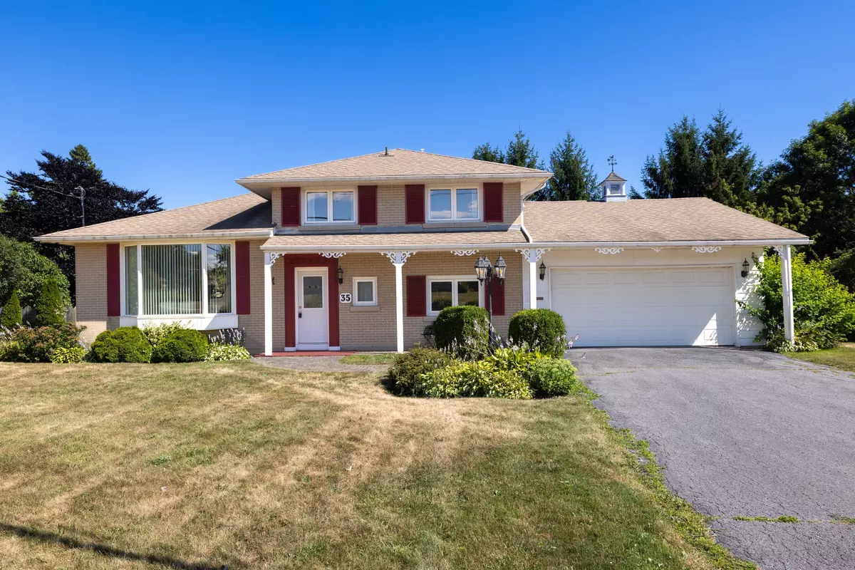 Loyalist, ON K7N 1B1,35 Manitou CRES E