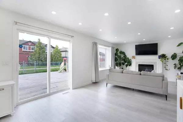 Airdrie, AB T4B 0K5,209 Luxstone RD SW