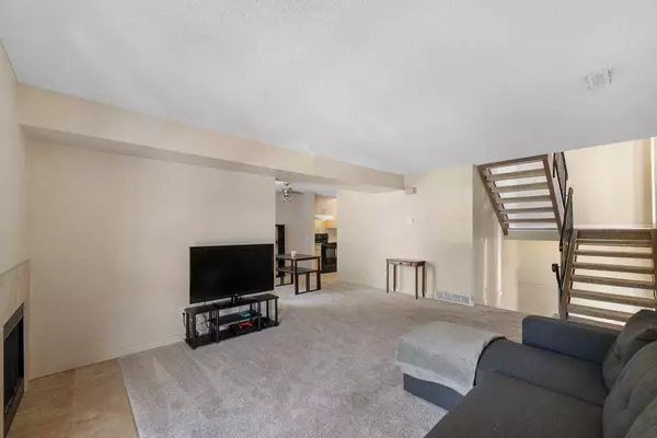 Calgary, AB T2W 2P2,13104 Elbow DR SW #101