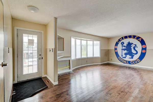 Calgary, AB T2J 3R1,44 Queen Isabella Close SE