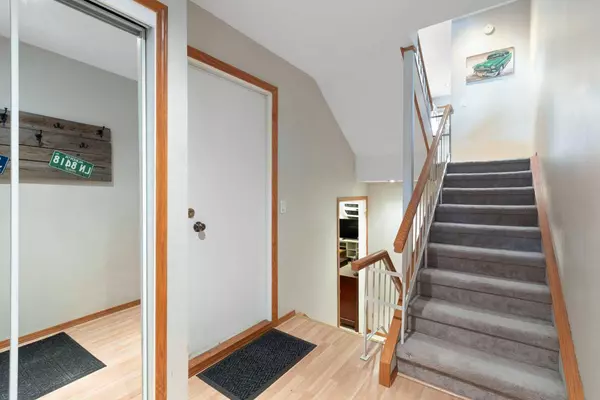 Calgary, AB T2W 0C4,426 Brae Glen CRES Southwest