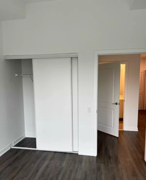 Oshawa, ON L1L 0W9,385 Arctic Red DR #108