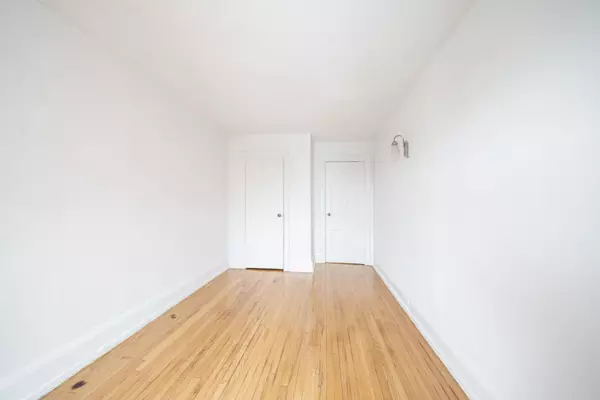 Toronto E02, ON M4L 2S4,10 Kingston RD #95