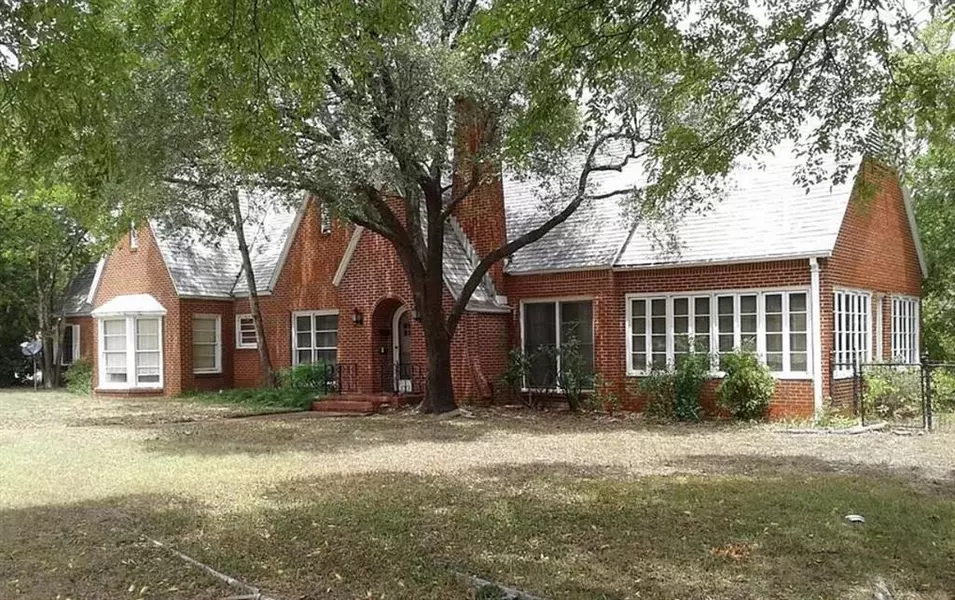 700 S Jackson Street, Mcgregor, TX 76657
