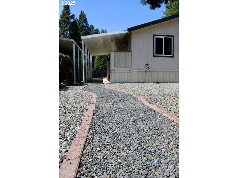 750 ROGUELEA LN, Grants Pass, OR 97526