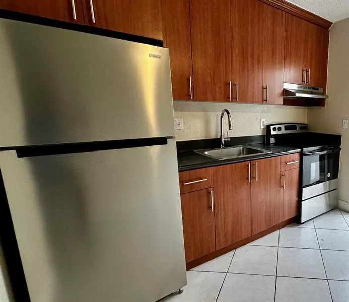 4061 N Dixie Hwy #8, Oakland Park, FL 33334