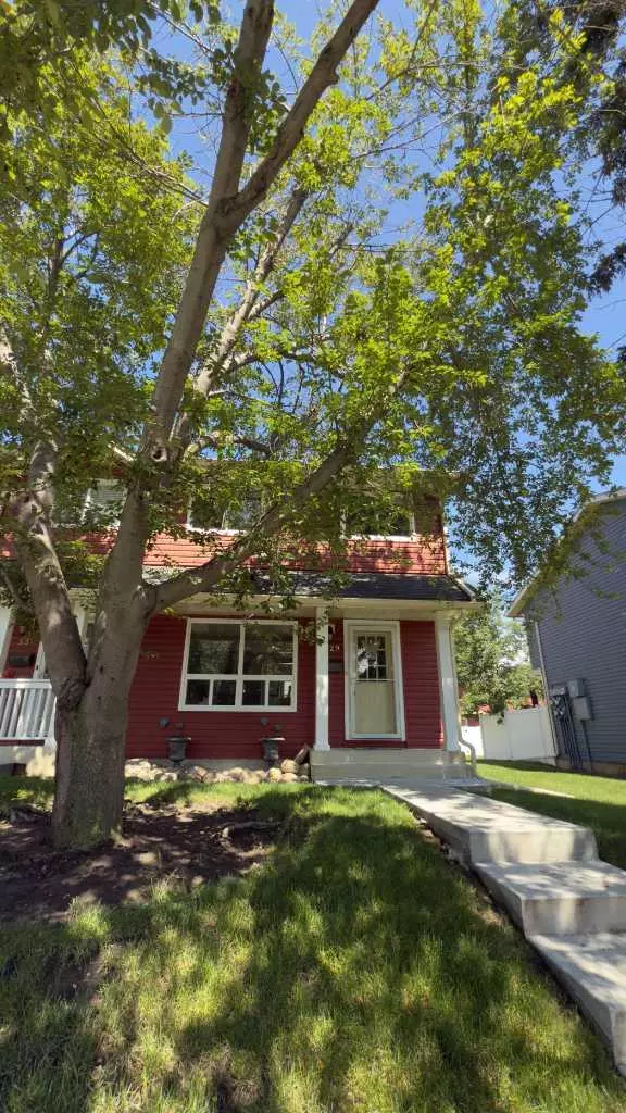 529 Queenston GDNS Southeast, Calgary, AB T2J 6N7