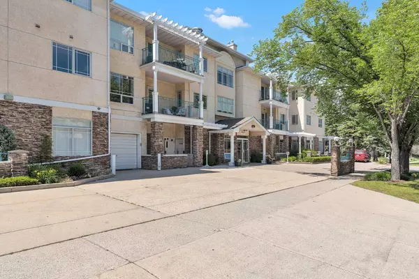 Calgary, AB T2V 5J8,9449 19 ST SW #108
