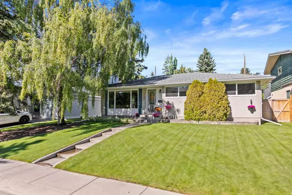 Calgary, AB T3E 6A7,3307 Lakeside CRES SW