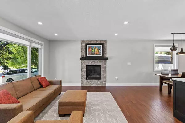 Calgary, AB T3E 6A7,3307 Lakeside CRES SW