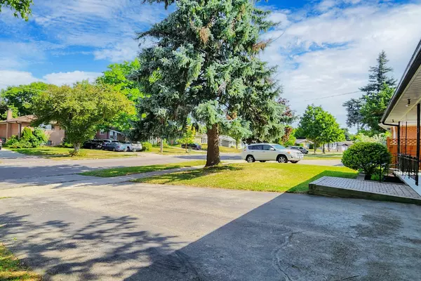 Toronto C13, ON M3A 2E6,186 Roywood DR