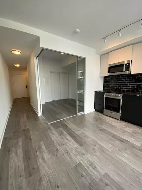 Toronto W01, ON M6K 0J2,285 Dufferin ST #725