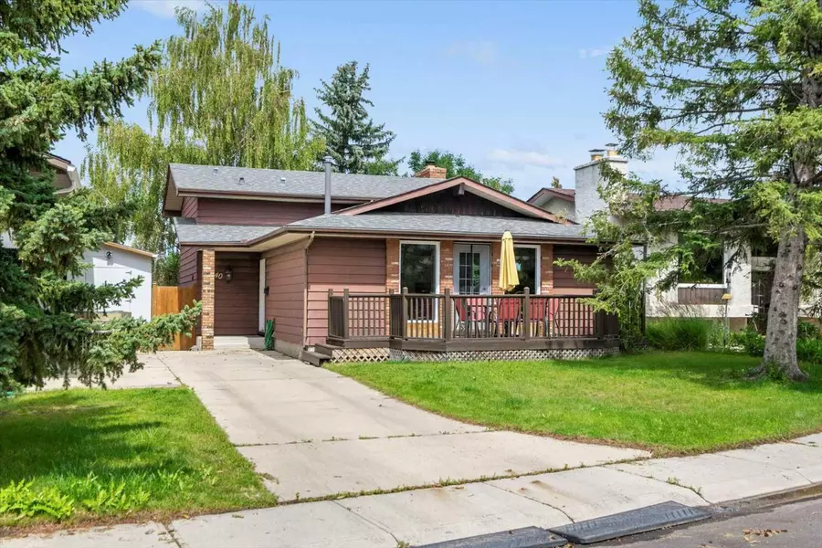 40 Bergen PL Northwest, Calgary, AB T3K 1J4