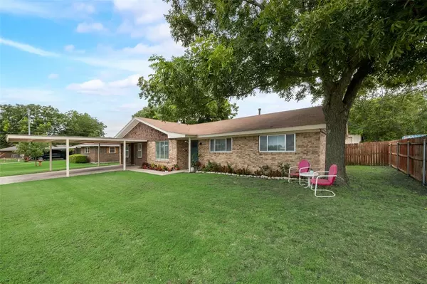 704 E Nelson Street, Bowie, TX 76230