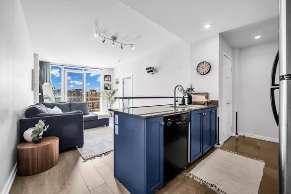 Toronto C01, ON M5J 2Y6,218 Queens Quay W #1206