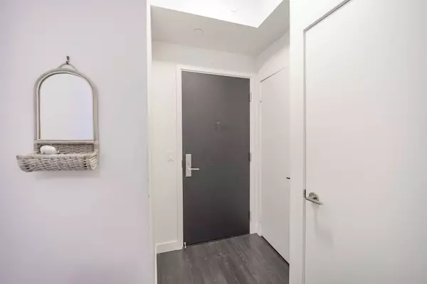 Toronto C10, ON M4P 1A6,8 Eglinton AVE E #5505