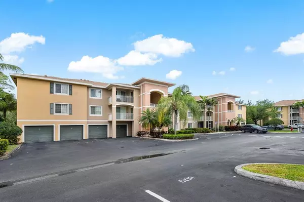 West Palm Beach, FL 33411,6492 Emerald Dunes Dr #208