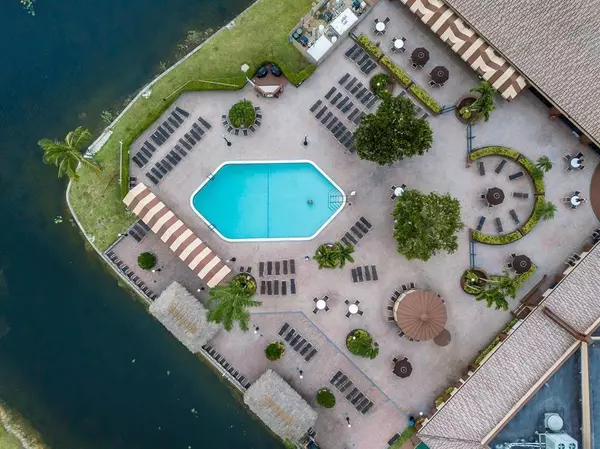 9480 Sunrise Lakes Blvd #111, Sunrise, FL 33322