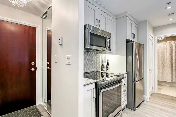 Oakville, ON L6K 1W5,73 Washington AVE #104