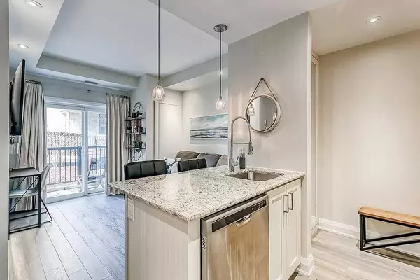 Oakville, ON L6K 1W5,73 Washington AVE #104