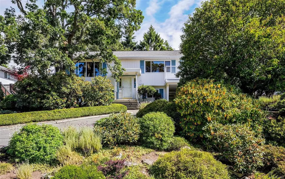 1470 Banff Pl, Saanich, BC V8P 2E8