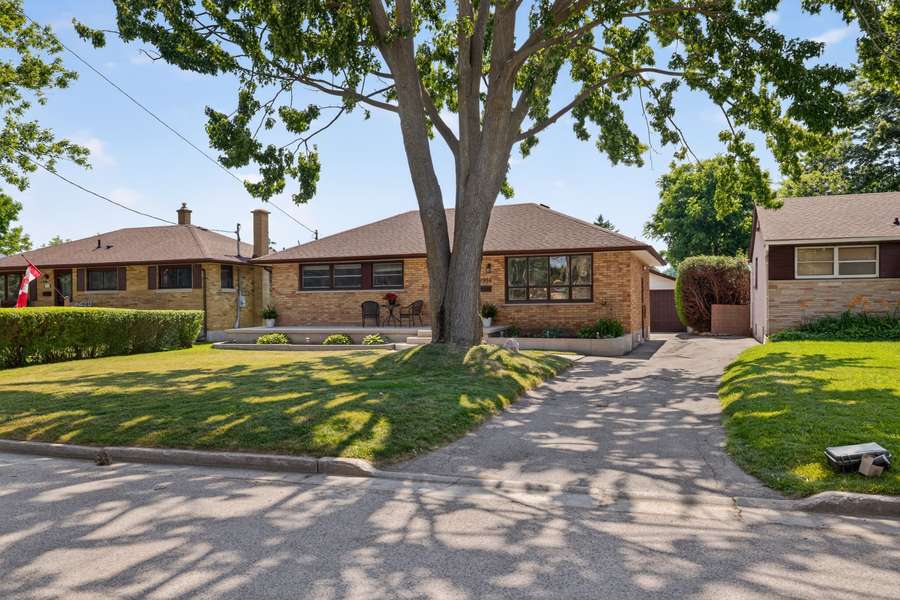 1914 Crystal CRES, London East, ON N5V 1H4