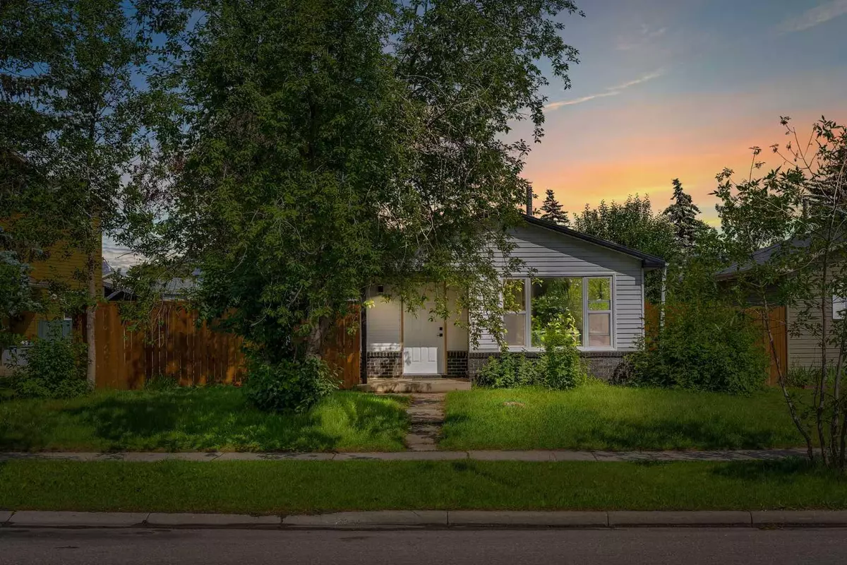 Calgary, AB T2B 2S1,40 Erin Woods DR SE