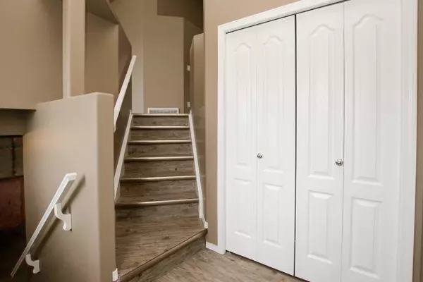 Red Deer, AB T4R 0A7,27 Inkster Close