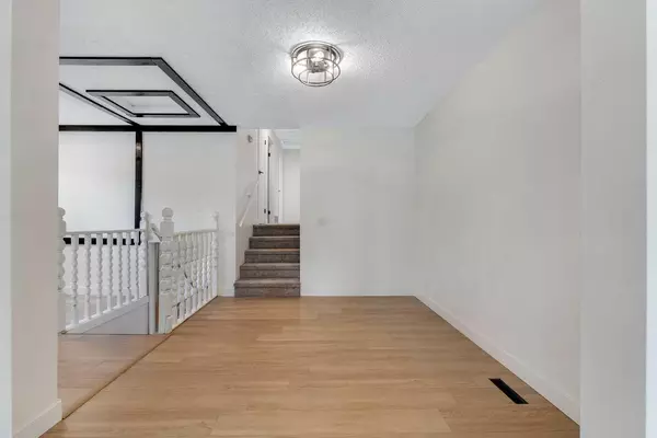 Calgary, AB T2B 2S1,40 Erin Woods DR Southeast
