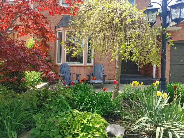 Oshawa, ON L1J 8K1,724 Barnes CRES