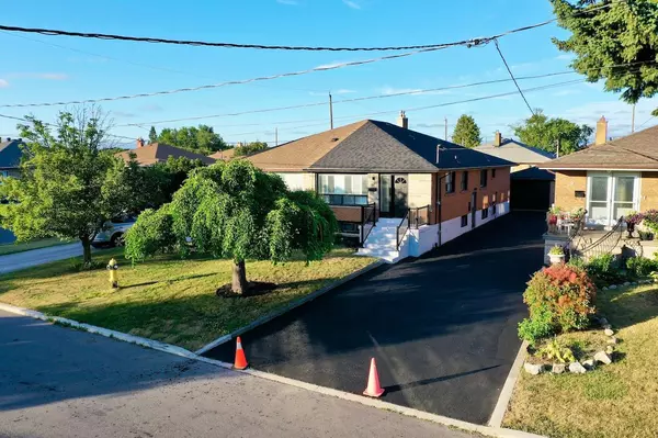 27 Charrington CRES, Toronto W05, ON M3L 2C3
