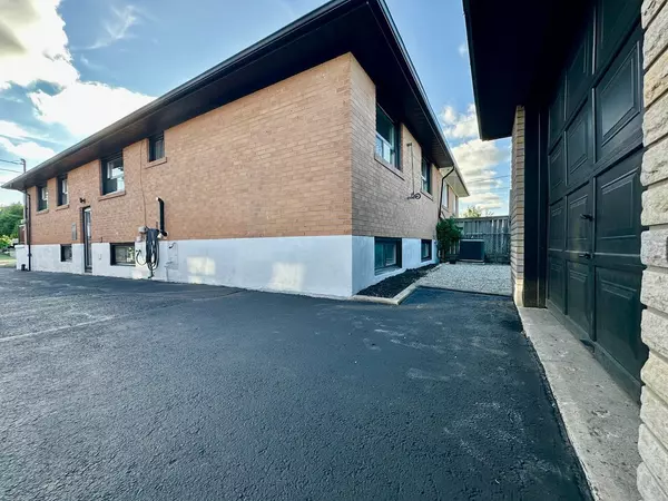 Toronto W05, ON M3L 2C3,27 Charrington CRES