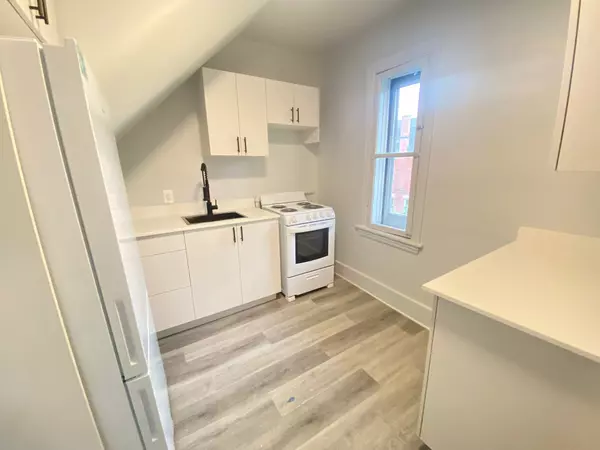 Ottawa Centre, ON K1R 6H7,275 Bronson AVE #4