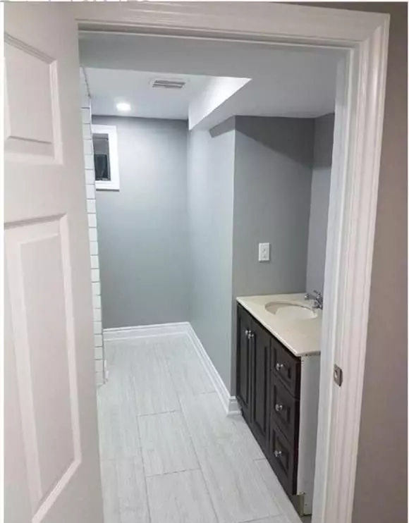 Hamilton, ON L8M 1R3,24 Avalon PL ##Main