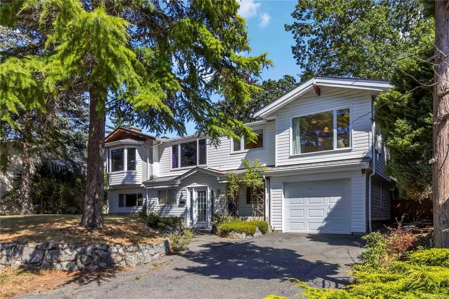 1748 Llandaff Pl, Saanich, BC V8N 4V1