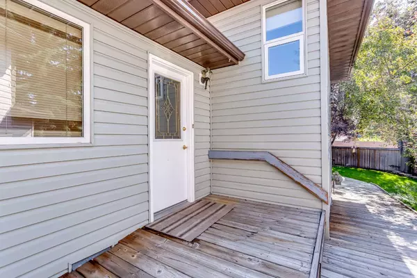 Calgary, AB T2J 5Z6,14 Deermeade Bay SE