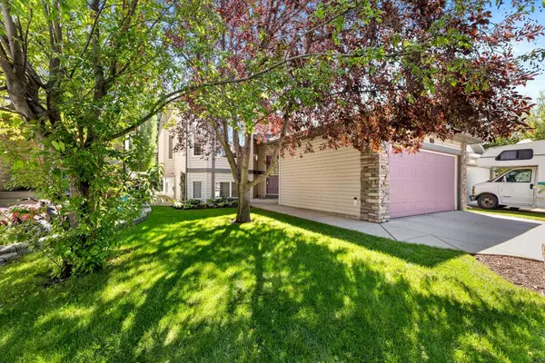 164 Stonegate Close Northwest, Airdrie, AB T4B 2V2