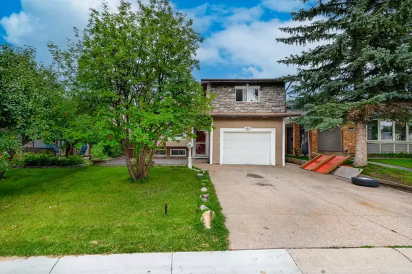 160 Berkshire Close NW, Calgary, AB T3K 1Z4