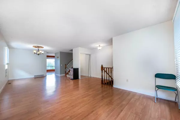 Calgary, AB T3K 1Z4,160 Berkshire Close NW
