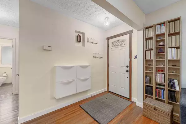 Calgary, AB T2M 4E1,2211 Halifax CRES NW