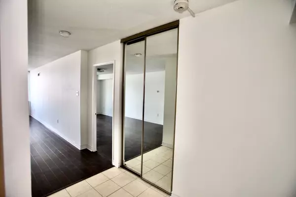 Toronto C08, ON M5B 2H9,45 Carlton ST #903